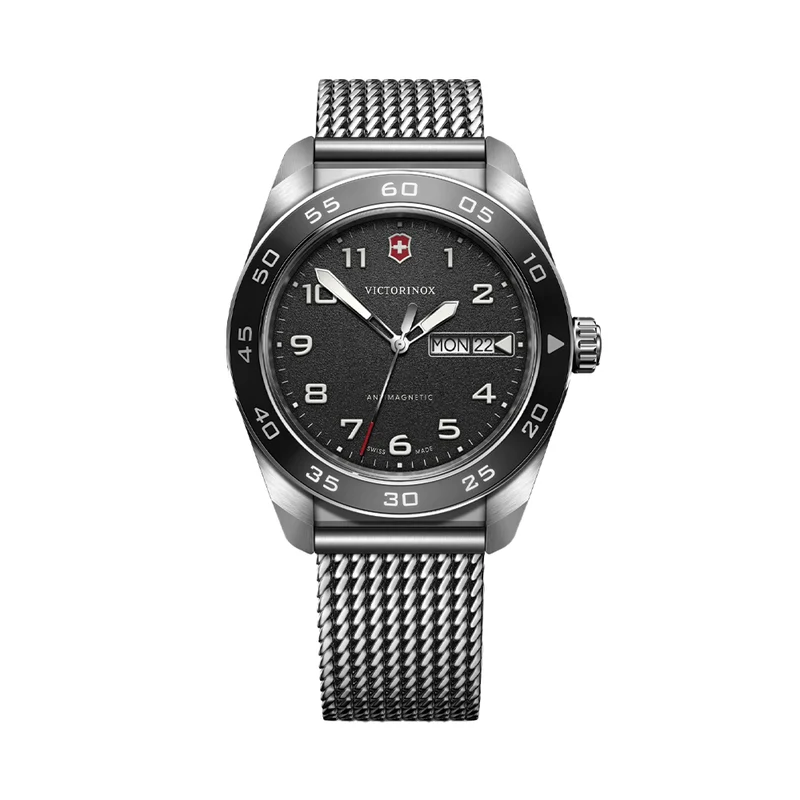 Swiss Army Quartz 42mm - Black on Bracelet